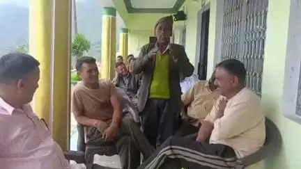 चमोली: दशोली ब्लॉक अध्यक्ष गोविंद सजवान की अध्यक्षता में त्रिस्तरीय पंचायत चुनाव को लेकर सेक्टर कुंजो में बैठक की गई आयोजित