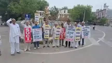 रोहतक: सुभाष चौक पर अमेरिकी हमले के खिलाफ ईरान के समर्थन में एसयूसीआई का प्रदर्शन, इजराइल और अमेरिका के खिलाफ की नारेबाज़ी