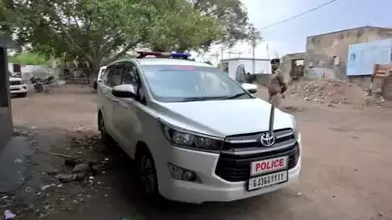 હળવદ: તાલુકામાં ગ્રામ પંચાયતોની ચૂંટણી દરમ્યાન સંવેદનશીલ મતદાન મથકોની મુલાકાત લેતા જિલ્લા પોલીસ વડા