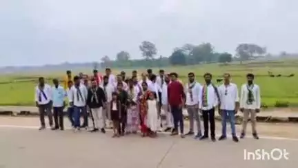 लातेहार: बलिदान दिवस के कार्यक्रम में शामिल होने के लिए आजसू पार्टी के पदाधिकारी और कार्यकर्ता रांची के लिए रवाना