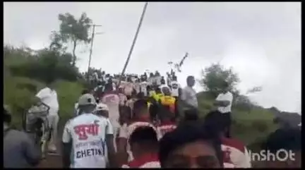 नाशिक: रामशेज किल्ल्यावर खासदार भास्कर भगरे व खासदार निलेश लंकेंच्या उपस्थितीत शेकडो शिवप्रेमींनी राबवली दुर्ग संवर्धन मोहिम