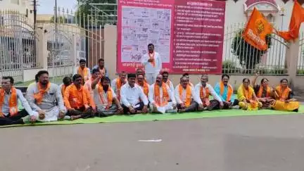 धुळे: रेस्ट हाऊस कॅशप्रकरणात ठोस कारवाईची मागणी, शिवसेना ठाकरे गटाचे महाराणा प्रताप चौकात धरणे आंदोलन