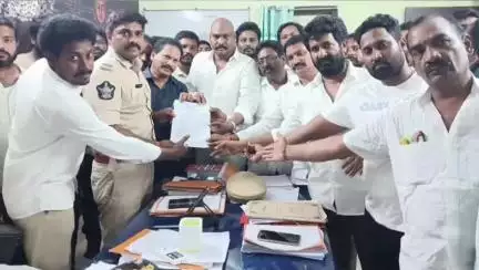 డిప్యూటీ సీఎం పవన్ కళ్యాణ్‌పై అభ్యంతరకర పోస్టులు పెట్టిన వారిపై చర్యలు తీసుకోవాలని పట్టణ పోలీసులకు జనసేన నేతలు ఫిర్యాదు