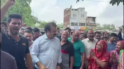 जयपुर: सदर थाने में एक युवक द्वारा सुसाइड करने के मामले में SMS अस्पताल की मोर्चरी के बाहर धरने पर बैठे परिजन