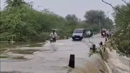कोटड़ी: कोठारी नदी के तेज बहाव के कारण सवाईपुर-कोटड़ी मार्ग हुआ बाधित, वाहनों की लगी लंबी कतारें