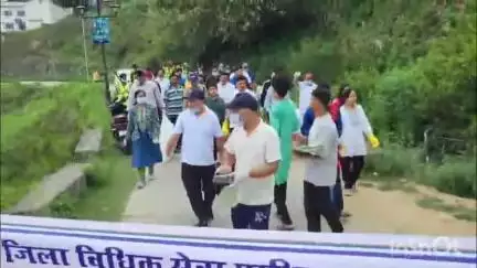 अल्मोड़ा: स्वच्छ भारत स्वस्थ भारत थीम पर सिमकनी में वृहद स्वच्छता कार्यक्रम हुआ आयोजित, फैले कूड़े को एकत्र कर किया गया निस्तारित