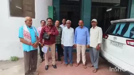 डूंगरपुर: गामड़ी अहाड़ा के ग्रामीणों ने सड़क निर्माण में अनियमितता का आरोप लगाते हुए कलेक्टर को सौंपा ज्ञापन