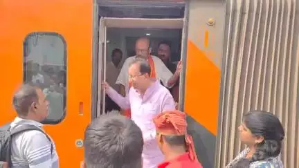 बेतिया: बेतिया स्टेशन से सांसद डॉ संजय जायसवाल ने वंदे भारत ट्रेन में की यात्रा, पीएम को दिया धन्यवाद