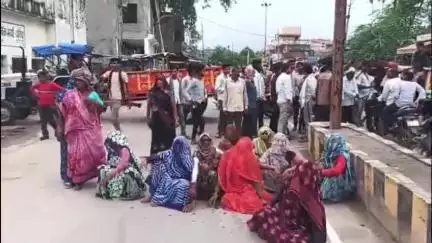 भांडेर: ग्राम कुलरिया में ट्रांसफार्मर कनेक्शन जोड़ते समय झुलसा युवक, नाराज़ ग्रामीणों ने पटेल चौराहे पर लगाया जाम