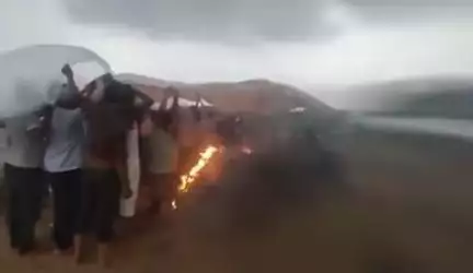 एमपी के दतिया में श्मशान नहीं होने पर बारिश के बीच तिरपाल तानकर किया गया महिला का अंतिम संस्कार, वीडियो आया सामने Source: @shashankshukla7024