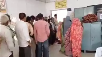 લીંબડી: લીંબડી તાલુકાના સમલા, સૌકા અને અંકેવાળીયા તથા નાના ટિંબલા  ગ્રામ્ય પંચાયતની સભ્યો તો ક્યાક સરપંચ ની ચુંટણી મતદાન યોજાયું