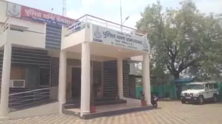 शमशाबाद: शमशाबाद पुलिस ने दहेज के लिए महिला को प्रताड़ित करने के मामले में सीहोर जिले के ससुराल पक्ष के लोगों पर मामला दर्ज किया