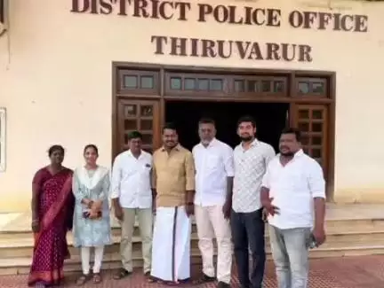 திருவாரூர்: எஸ் பி அலுவலகத்தில் அதிமுக முன்னாள் அமைச்சர் ஆர் பி உதயகுமாரை கைது செய்ய வலியுறுத்தி திமுகவினர் மனு அளித்ததால் பரபரப்பு