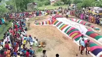 மதுராந்தகம்: பெரும்பாக்கம் திரெளபதி அம்மன் கோவிலில் நடைபெற்ற துரியோதனன் படுகளம் நிகழ்வில் திரளான பக்தர்கள் பங்கேற்பு