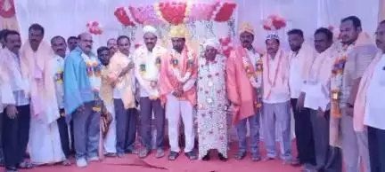 ఆదివారం గుడిబండలో పర్యటించిన మాజీ ఎమ్మెల్సీ గుండుమల తిప్పేస్వామి.