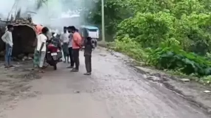 সাগরদিঘি: রাস্তার দাবিতে, রাস্তায় ডিঙ্গি নৌকো চালিয়ে অভিনব প্রতিবাদে সামিল সাগরদিঘির কাবিলপুরের বাসিন্দারা #jansamasya