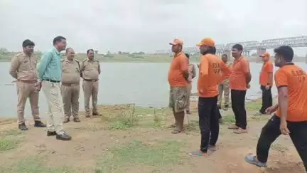 कालपी: कालपी में यमुना नदी के तटवर्ती इलाकों में बाढ़ से बचाव की योजना, SDRF व अधिकारियों ने शुरू की मॉकड्रिल तैयारियां