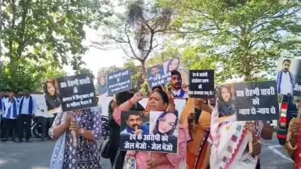 बस्ती: बस्ती सर्किट हाउस पर कुछ महिलाओं ने चंद्रशेखर रावण के खिलाफ नारेबाजी की, आसपा कार्यकर्ताओं में रोष