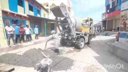 ఇల్లంతకుంట: సీసీ రోడ్డు నిర్మాణానికి భూమి పూజ చేసిన కాంగ్రెస్ నాయకులు...