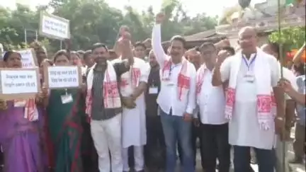 ঘগ্ৰাপাৰ ভাগ: মন্ত্ৰী পত্নীয়ে ৫০ লাখ টকা ৰাজ সাহাৰ্য্য লোৱা কাৰ্যৰ বিৰোধিতা কৰি  ঘগ্ৰাপাৰৰ ৰাজপথত কংগ্ৰেছৰ প্ৰতিবাদ