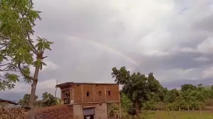 स्लीमनाबाद: इंद्रधनुष ने बरेहटा के आसमान को किया रंगीन, लोगों ने मोबाइल में कैद की तस्वीरें