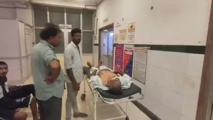 पाली: फालना में मोटरसाइकिल को बचाने के चलते पिकअप विद्युत पोल में जा घुसी, युवक घायल होकर बांगड़ हॉस्पिटल में भर्ती