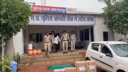 दलौदा: ग्राम अरनियागुर्जर से अल्टो कार में 10 पेटी शराब व 6 पेटी बीयर के साथ एक आरोपी गिरफ्तार, तीन फरार