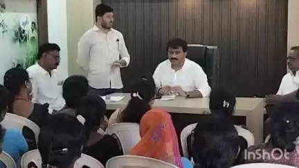 भिवापूर: गोकुल वाढीव माईन्ससाठी खंडाळझरी येथील संपादीत केलेल्या शेतजमीनी संदर्भात मा आमदार राजू पारवे यांच्याशी बैठक