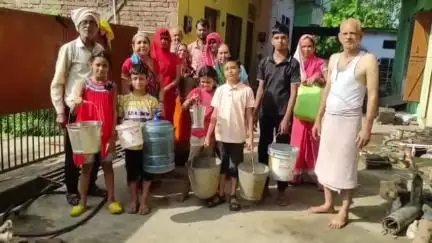 बाह: बाह में हैंडपंप हटाने से परेशान लोगों ने अधिशासी अधिकारी से की शिकायत