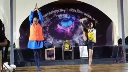 रतलाम नगर: गुलाब चक्कर योगमय व संगीतमय पलों से महका, कलेक्टर ने बच्चों को किया सम्मानित