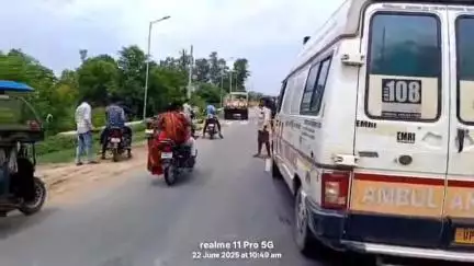 बस्ती: नगर पंचायत गायघाट में दो बाइकों की टक्कर में तीन लोग हुए घायल