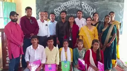 टाटीझरिया: झारखंड पब्लिक स्कूल होलंग में दसवीं के टॉपर विद्यार्थी सम्मानित