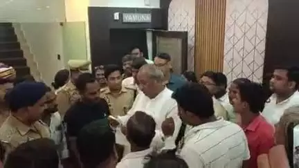 खलीलाबाद: उत्तर प्रदेश के मत्स्य मंत्री डॉ. संजय निषाद डांग बंगला पहुंचे, मौजूद लोगों की समस्याओं को सुना, दम व सपा भी रहे उपस्थित