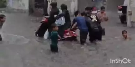 धामपुर: धामपुर में पहाड़ी दरवाजा से कालागढ़ मार्ग तक बारिश के दौरान जलभराव, राहगीरों के वाहन पानी में फंसकर हुए बंद