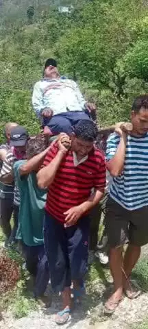 कर्णप्रयाग: कर्णप्रयाग विकासखंड के खोला गांव के ग्रामीणों ने बीमार व्यक्ति को डंडी-कंडी से सड़क मार्ग तक पहुंचाया