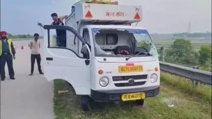 महावन: यमुना एक्सप्रेस-वे पर माइल स्टोन 124-500 बलदेव के समीप मैजिक गाड़ी से टकराई कार, 6 लोग हुए घायल