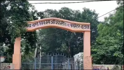 इटावा: बसरेहर ब्लॉक क्षेत्र में पुराने हाइवे पर हुए बड़े-बड़े गड्ढों से लोगों को होती है समस्या #Jansamasya
