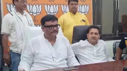 कन्नौज: भाजपा के पूर्व सांसद सुब्रत पाठक ने अपने कार्यालय में की प्रेस कॉन्फ्रेंस, अखिलेश यादव से 1 साल के कामों का मांगा हिसाब