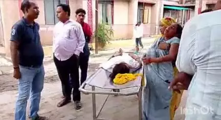 घोरावल: थूबिया कला गांव में बच्चों को टीका लगवाने जा रही युवती सड़क पर गिरी, अस्पताल ले जाते समय हुई मौत
