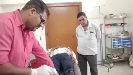 ओबरा: ओबरा में सोन नदी पुल पर अनियंत्रित होकर पुल की दीवार से टकराई बाइक, पिता हुआ घायल व बाल-बाल बचा पुत्र