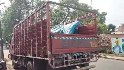 महमूदाबाद: रामकुंड से बस अड्डे की तरफ जा रहे डीसीएम ने कोतवाली के पास बाइक सवारों को मारी टक्कर, दो लोग घायल