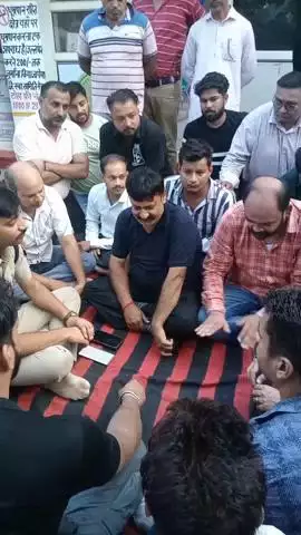 मवाना: मवाना में सरेआम व्यापारी से हुई मारपीट के मामले में व्यापारियों की मांग पर इंस्पेक्टर क्राइम को किया गया लाइन हाजिर