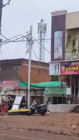 कोलारस: कोलारस निव मानीपुरा पिछले बीती रोज व आज प्रेम प्रसंग के चलते युवक रवि जाटव पुलिस प्रशासन ब परिवार जनों में टावर से उतारा