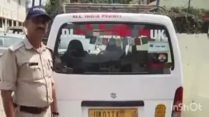 स्याल्दे: देघाट में ईको वैन की छत पर सवारियां बिठाकर ले जा रहे चालक के खिलाफ पुलिस ने की कार्रवाई, वैन को किया सीज