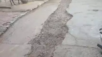 टेढ़ा में बरसात के मौसम में नमामि गंगे के ठेकेदार ने पाइपलाइन डालकर छोड़ दी आईसीसी जल भराव होने के कारण आवागमन हो रहा बाधित राहगीरों की आने-जाने में हो रही मुसीबत