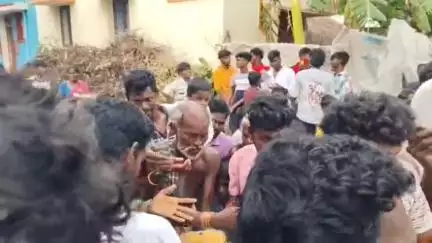 திருவெண்ணைநல்லூர்: சி. மெய்யூர் கிராமத்தில் தவெக தலைவர் பிறந்தநாளை முன்னிட்டு பொது மக்களுக்கு அன்னதானம் வழங்கிய நிர்வாகிகள்