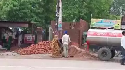 हमीरपुर: बड़ा चौराहा में निर्माणाधीन शौचालय में लगने वाली ईंटों पर उठ रहे सवाल