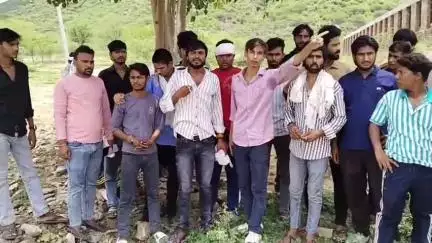 झुंझुनू: गिरावड़ी गौशाला में गायों की मौत के मामले में अव्यवस्थाओं को लेकर आक्रोशित गौरक्षकों ने किया प्रदर्शन