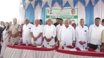 ರಾಣೇಬೆನ್ನೂರು: ಹೂಲಿಹಳ್ಳಿ ಗ್ರಾಮದ ಎ ಪಿ ಎಂ ಸಿ ಮಾರುಕಟ್ಟೆಯಲ್ಲಿ ಮಳೆಯಲ್ಲಿಯೇ ಕೋಲ್ಡ್ ಸ್ಟೋರೇಜ್ ನಿರ್ಮಾಣಕ್ಕೆ ಸಚಿವ ಭೂಮಿ ಪೂಜೆ