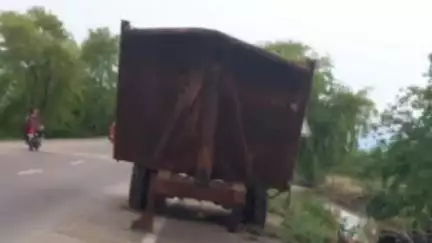 हमीरपुर: इंगोहटा के पास हाईवे पर खड़ा जला ट्रक हादसे का कारण बन सकता है